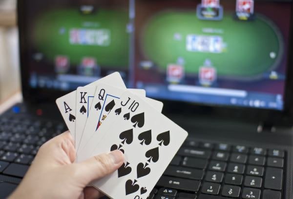 Live Andar Bahar table on cnn303 mobile app showing dealer and card layout